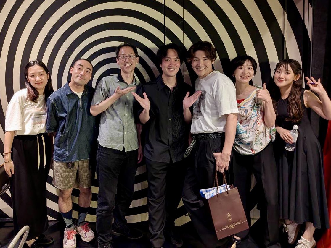 ken_realtraum's tweet photo. 本日はミュージカル『Sideways』の観劇で久々に浅草九劇へ🍷
タリータウンのチームに奎介が加わって上演するとなったら観に行くしかないでしょう😎
中原さんの粋な訳詞と歌唱力抜群の皆様により花火大会より熱く盛り上がっていました🐗🧨
舞台上で輝く仲間たちに胸熱な夜🔥

#Sideways観てきた https://t.co/PxPdMNmcJZ