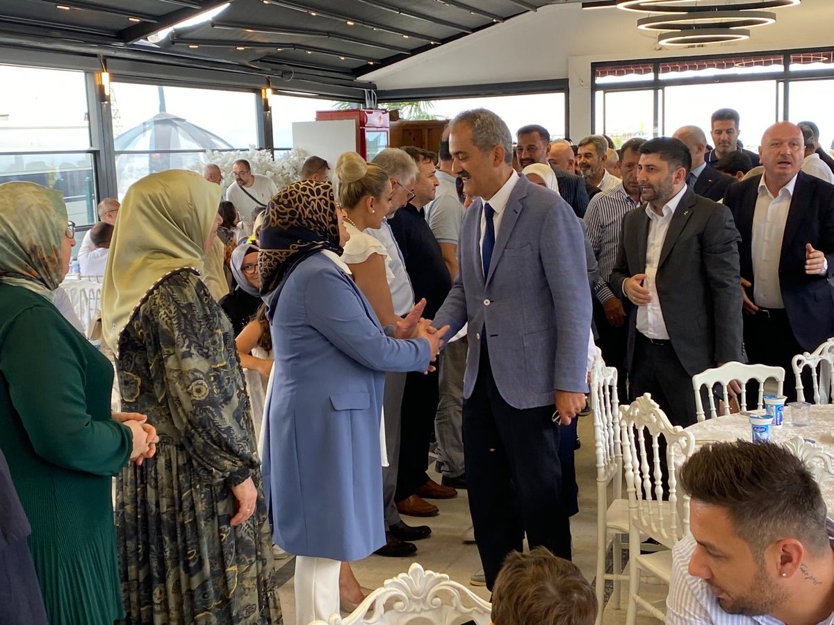 prof_mahmutozer's tweet photo. 📍Altınordu 
Ak Parti Ordu İl Başkanlığı Kadın Kolları Başkanımız Şeniz Eyigün’ün kıymetli evladının sünnet düğününe katıldık. Bu vesile ile hemşehrilerimiz ve teşkilatımızın değerli mensupları ile bir araya geldik. Kıymetli evladımıza bir ömür güzel bir hayat diliyorum. https://t.co/MAnjYeqQk8
