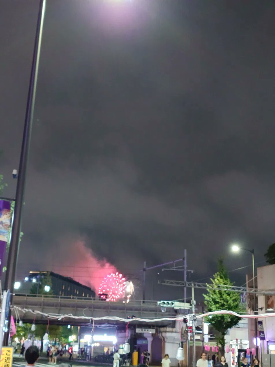 kyamaga's tweet photo. ガキの頃、これは「両国の花火」だった。
うちの真横で、打ち上がっていた。
今は隅田川花火という名前になって、
北の方へ移っていった。
両国で始まった会社が、70年続いている。
50年前、家内と2人だった。
子供が3人生まれて、
それぞれが所帯を持って、8人になった。
孫が7人生まれて、
今は一家で15人になった。
2022年、事業所を墨田区横川に移した。
カーラッピングセンターとして、
本格的な人材育成を始めるためだった。
2025年、息子に代表権を託した。
今は会長として、AIを使い倒しながら走っている。
両国の頃は、隅田川花火の昼間から
社員を集めてバーベキューをして、
夕方には、もう酔っ払っていた。
まだまだ、やるべきことは山ほどある。
右肩上がりの7Gだ。
死ぬまで伸びしろ満載。
お前たち、世の中、捨てたもんじゃないぜ？
これがYMG1&LAPPS流。
#隅田川花火 #YMG1 #カーラッピング #墨田区 #両国