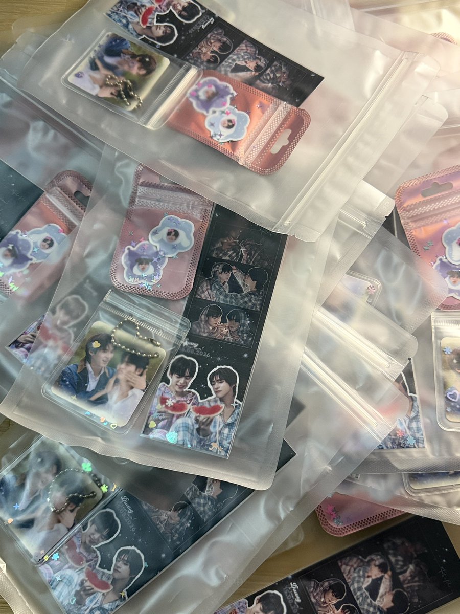 toeywithu's tweet photo. ⟡  ༘ 𝑮𝒊𝒗𝒆𝒂𝒘𝒂𝒚 ˖Ი𐑼⋆ 
photobooth
sticker flower 
id photo mini
50 ea ( random card) 🐶🐻‍❄️

For #VAVA 💜🩵
RT  &amp; แสดงทวีตนี้ 
DM สำหรับแลกคั้บ🍒

Date : sat 15 aug ✨
At : impact arena hall📍
Time : tba ⏳

#DuangGoRoundConcert #teeteepor https://t.co/74oJXkKXAz