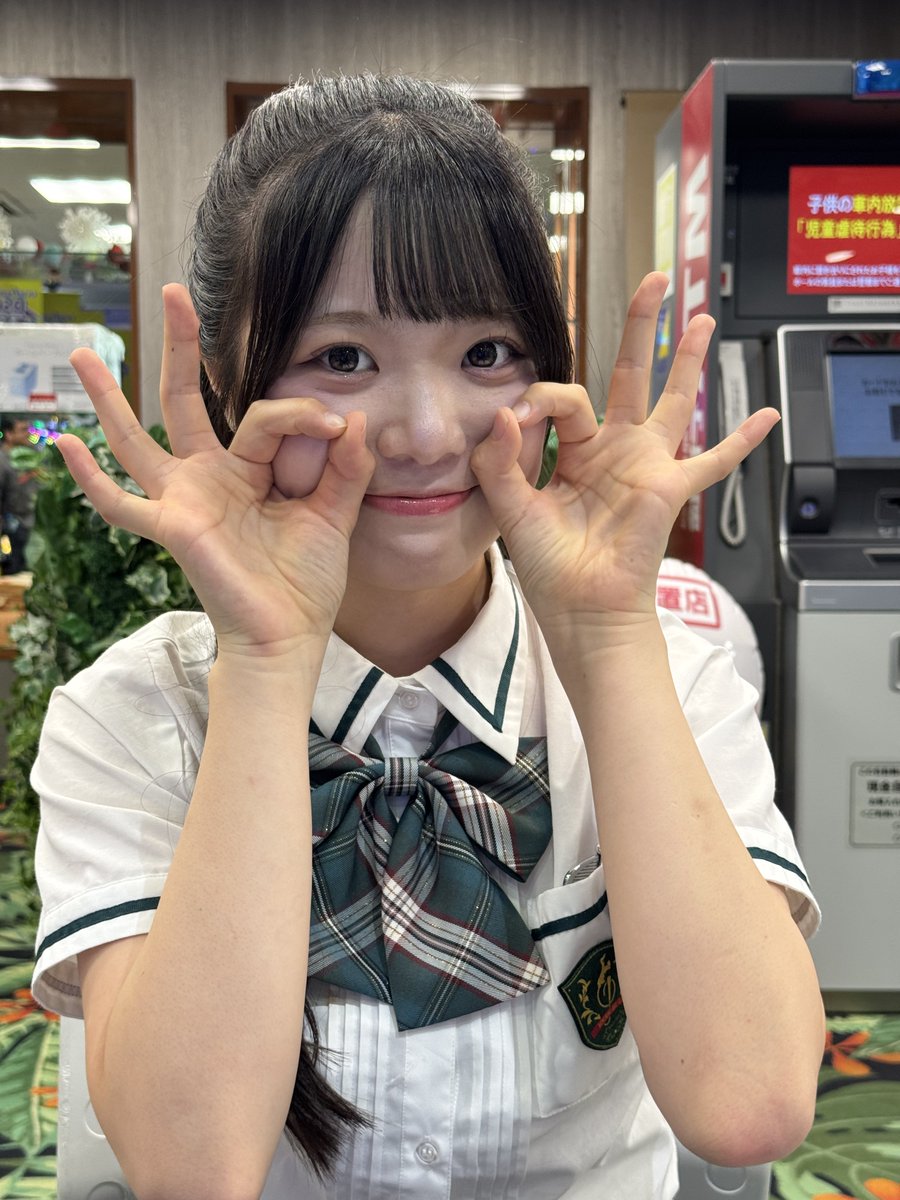 Quark51948488's tweet photo. 1日2回も推し様に逢うだけでも幸せなのに、手渡しで護符を頂戴するとか前世でどれだけ徳を積んだ？？今ならどんな絶望が来ようと「僕は死にましぇん！」と笑顔で跳ね返せる。安倍晴明も嫉妬する最強お守り。1991年の武田鉄矢さんを確実に超えた。
#ほくりくアイドル部
#山崎真央
#101回目のプロポーズ https://t.co/yUARL6Aak6