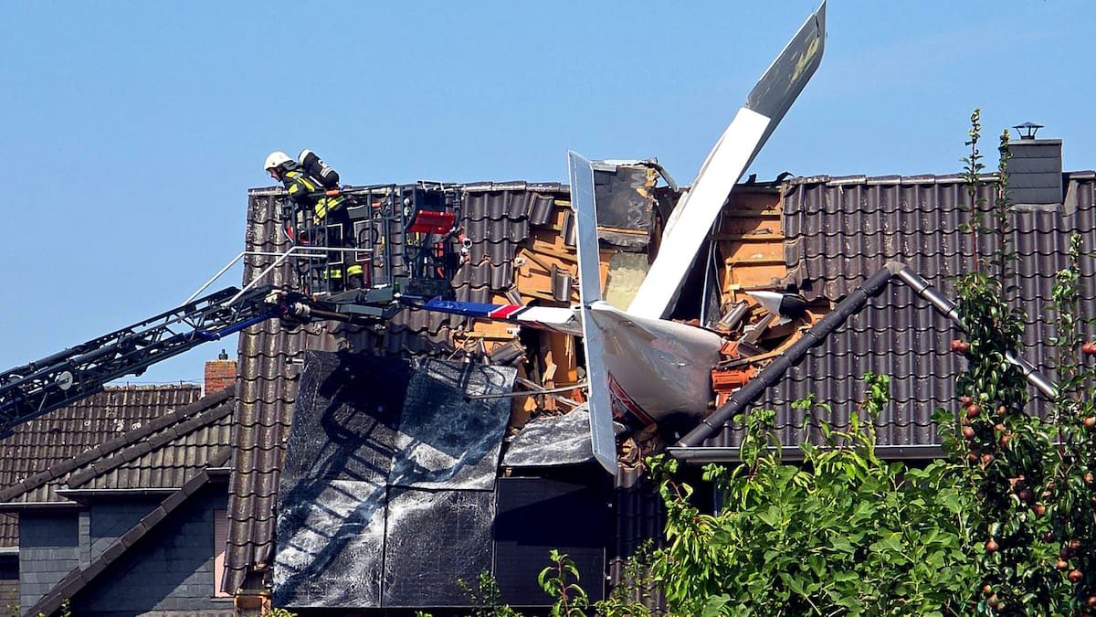 Blickch's tweet photo. Ein Kleinflugzeug ist am Samstagmorgen in Ganderkesee in ein Wohnhaus gestürzt. Der Pilot soll dabei sein Leben verloren haben. Die Hausbewohner entgingen der Tragödie hingegen.  
https://t.co/FwnAXKcJOR https://t.co/30AYWJbbjU