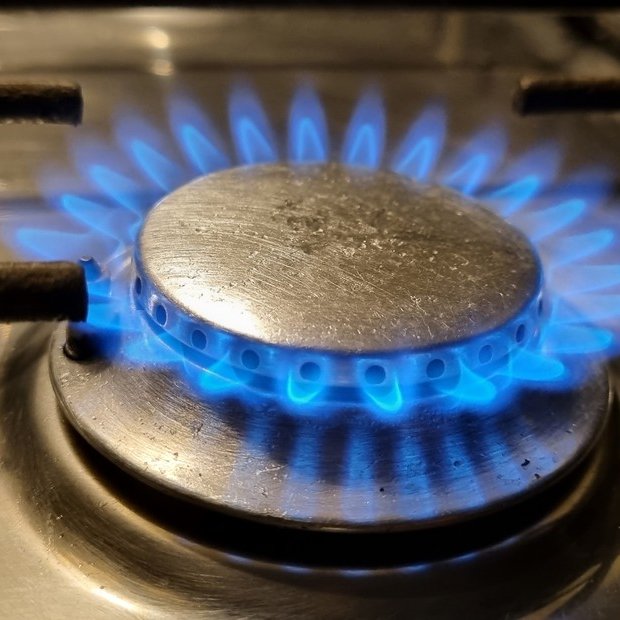 clarincom's tweet photo. EL GOBIERNO ACELERA EL TRASLADO DEL DÓLAR A LAS TARIFAS

El Gobierno modificó el mecanismo de actualización de las tarifas de gas para que las diferencias entre el precio del gas y el valor trasladado a los usuarios se recalculen cada dos meses, en lugar de hacerlo cada seis. La medida regirá mientras esté vigente la emergencia energética, prorrogada hasta fines de 2027.

En el Gobierno prometen que el impacto será mínimo, casi "cercano a 0%". El objetivo es dar mayor previsibilidad a las facturas y evitar que las distribuidoras acumulen costos financieros por las variaciones del tipo de cambio.

(+) en Clarín: https://t.co/ZPYVdaLFVr