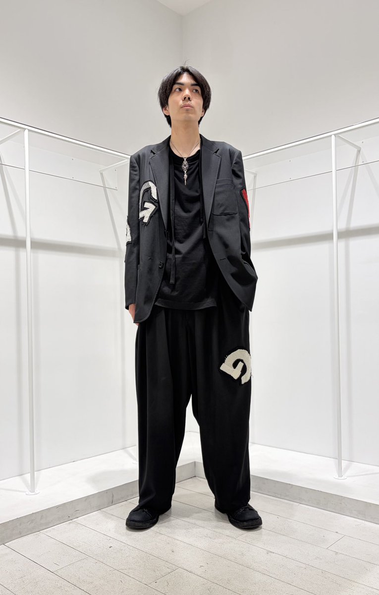 Ground_Y's tweet photo. 【Ground Y 2026-27 Autumn/Winter styling】
#ラフォーレ原宿 スタッフより、おすすめのコーディネートをご紹介いたします。
パッチワークセットアップのご紹介です。
拘りを詰め込んだGround Yらしさ全開のアイテムでございます。
是非、店頭でご覧ください。
(Tokunaga)
#groundy #yohjiyamamoto