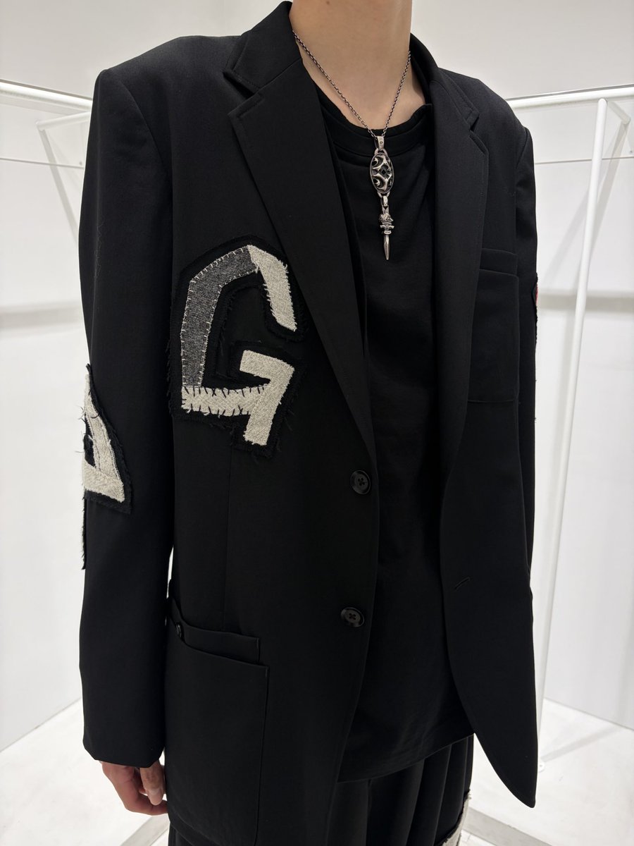 Ground_Y's tweet photo. 【Ground Y 2026-27 Autumn/Winter styling】
#ラフォーレ原宿 スタッフより、おすすめのコーディネートをご紹介いたします。
パッチワークセットアップのご紹介です。
拘りを詰め込んだGround Yらしさ全開のアイテムでございます。
是非、店頭でご覧ください。
(Tokunaga)
#groundy #yohjiyamamoto