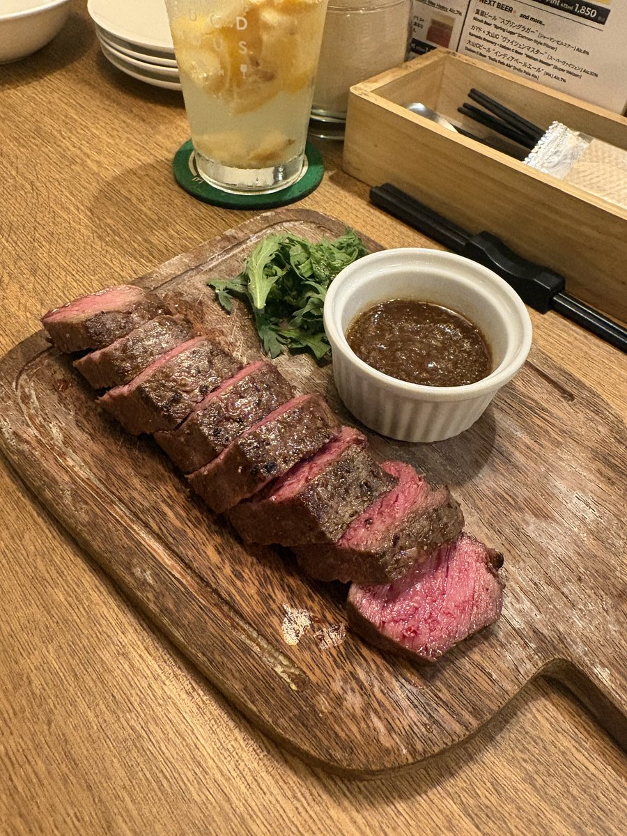 invisual_arts's tweet photo. なんかポーカーやってるより
うまい肉とうまい酒の方が
よくない？🧐 https://t.co/oAcpuF6I7x