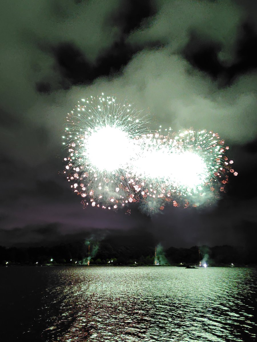 yukky3891's tweet photo. 水戸偕楽園花火大会、今年も千波湖畔まで出向きました。風向きがこの時期にしては珍しく北風となり、ちょうど風上になる最高のポジション。雨の心配もなくフィナーレまでガッツリ楽しみました https://t.co/7w3yAZRDQ4