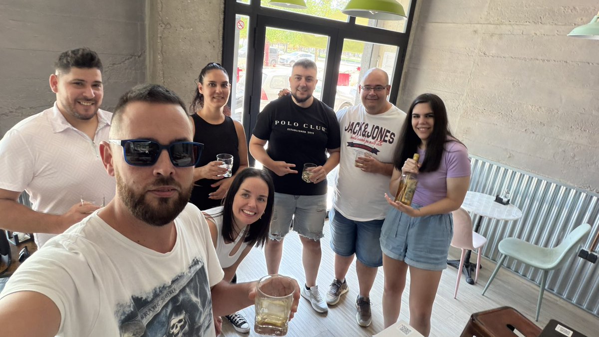 LilonyGame's tweet photo. 🚨 ¡Llegó el ibicenco con las hierbas ibicencas! 🌿😂
Ya ha empezado la pre-Velada VI… esto huele a espectáculo.
Con @isaaclora @davidmarrufo40 @pinciana92 @Isa_Pastry @LLES_K_
¡Se viene una locura! 🔥🥊
#LaVeladaVI #Ibai #PreVelada #Ibiza https://t.co/BBg434l4dL