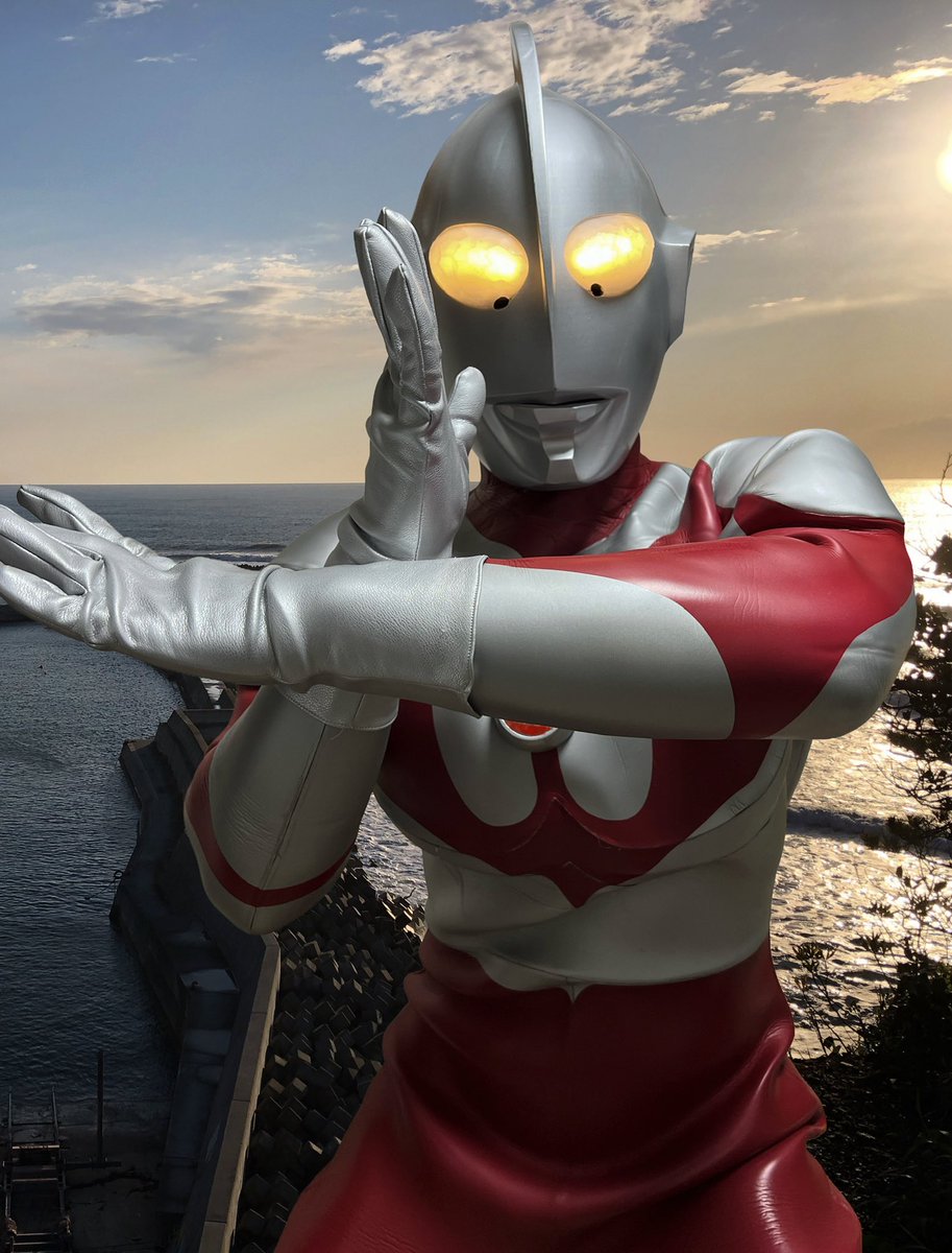 Ultra_Fujitani's tweet photo. 【コスプレcosplay】

自分が撮った自然の風景と合わせて色調も調整しました。崖というとウルトラマンよりレッドマンのイメージですかね🔴
あ、中に入ってるのも自分です(笑)

📸コス撮影：ノスクン君 https://t.co/wG1isKCU6i