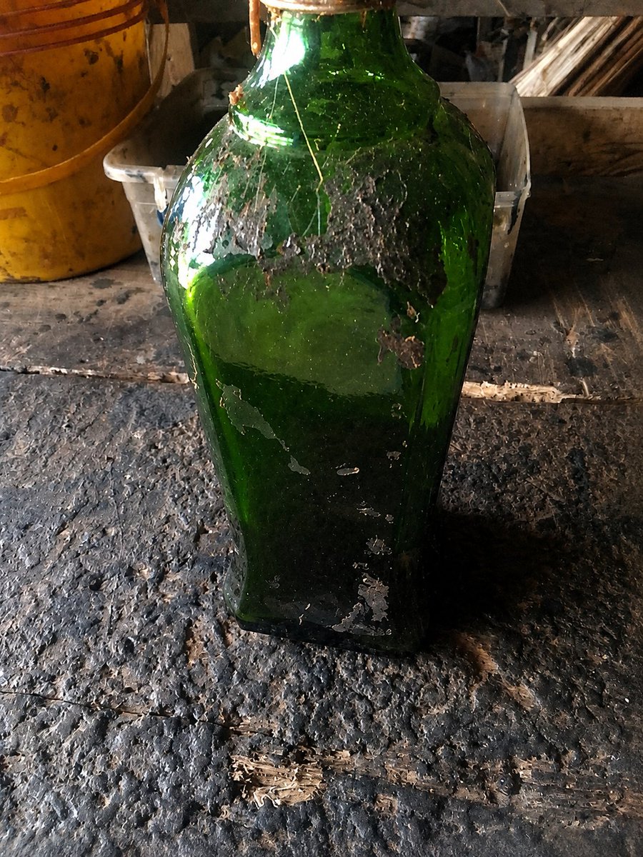 Su59845Precious's tweet photo. Gum ( this bottle has been thru times 😂) The glue that holds many parts of the shoe together before or alongside stitching https://t.co/BRhpDTSjWt