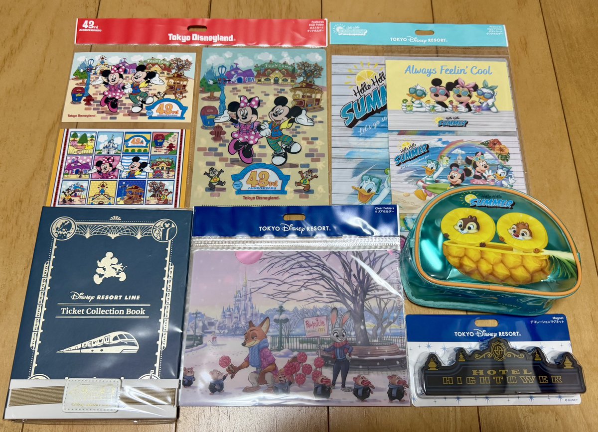 tomyyy_D's tweet photo. マングー観に行ったついでに久々にストア寄ってしまって散財しまくった🫠
ｸﾞのイヤフォン愛用してるので一度諦めたニックのイヤフォンがまだ売られていたのでついつい買ってしまった……
あとボンヴォも寄ったら夏グッズ売っててホクホク https://t.co/4cBJhrKq8h