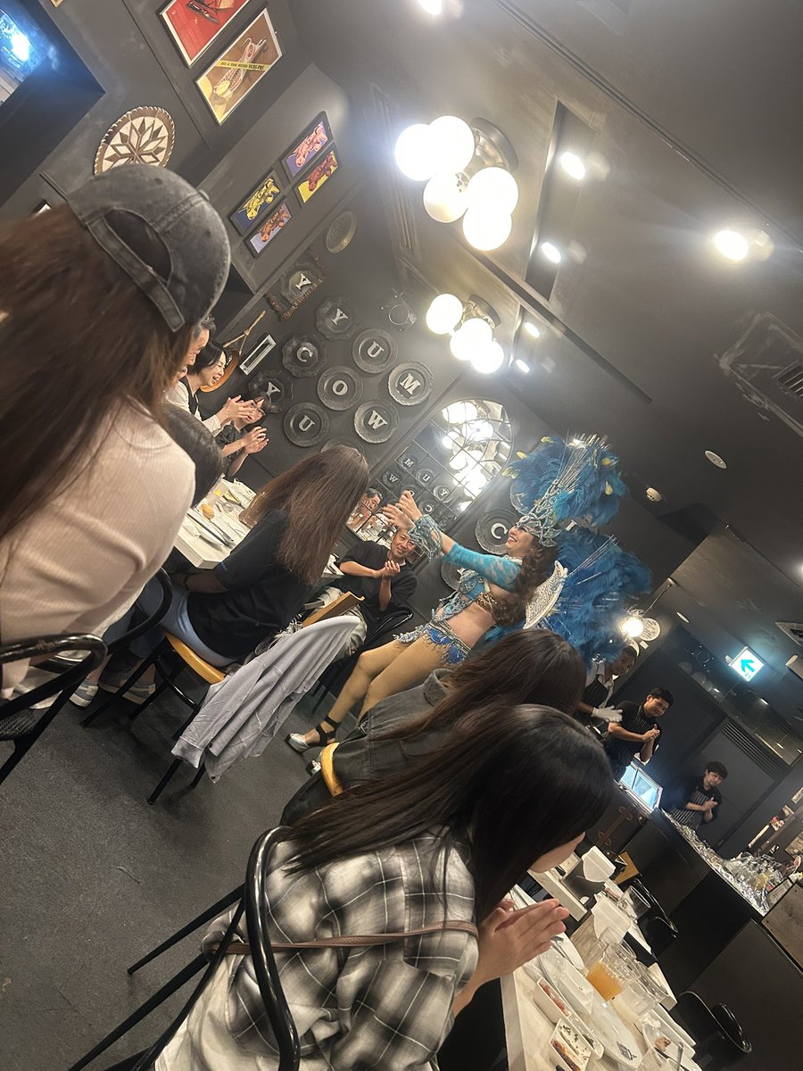 44252y's tweet photo. なんかご飯食べてたらサンバ始まった。 https://t.co/EMGoRXa9P6