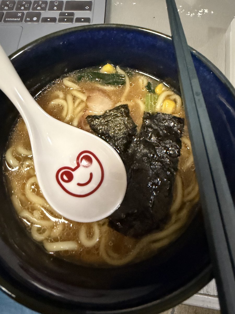 usuaji's tweet photo. セブンの冷凍食品のラーメンうますぎ！
廻環美さんのレンゲも活躍だよ！ https://t.co/VIo84tgcTc