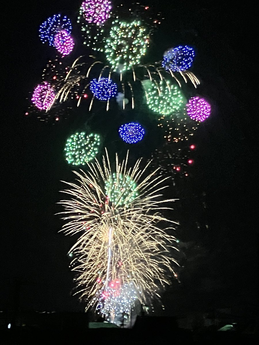 WanQodir74's tweet photo. 地元の花火大会🙆‍♀️
大きな花火はお腹に響くし、とても綺麗🥰
あっという間に終わってしまった~ https://t.co/IfdujccQxY