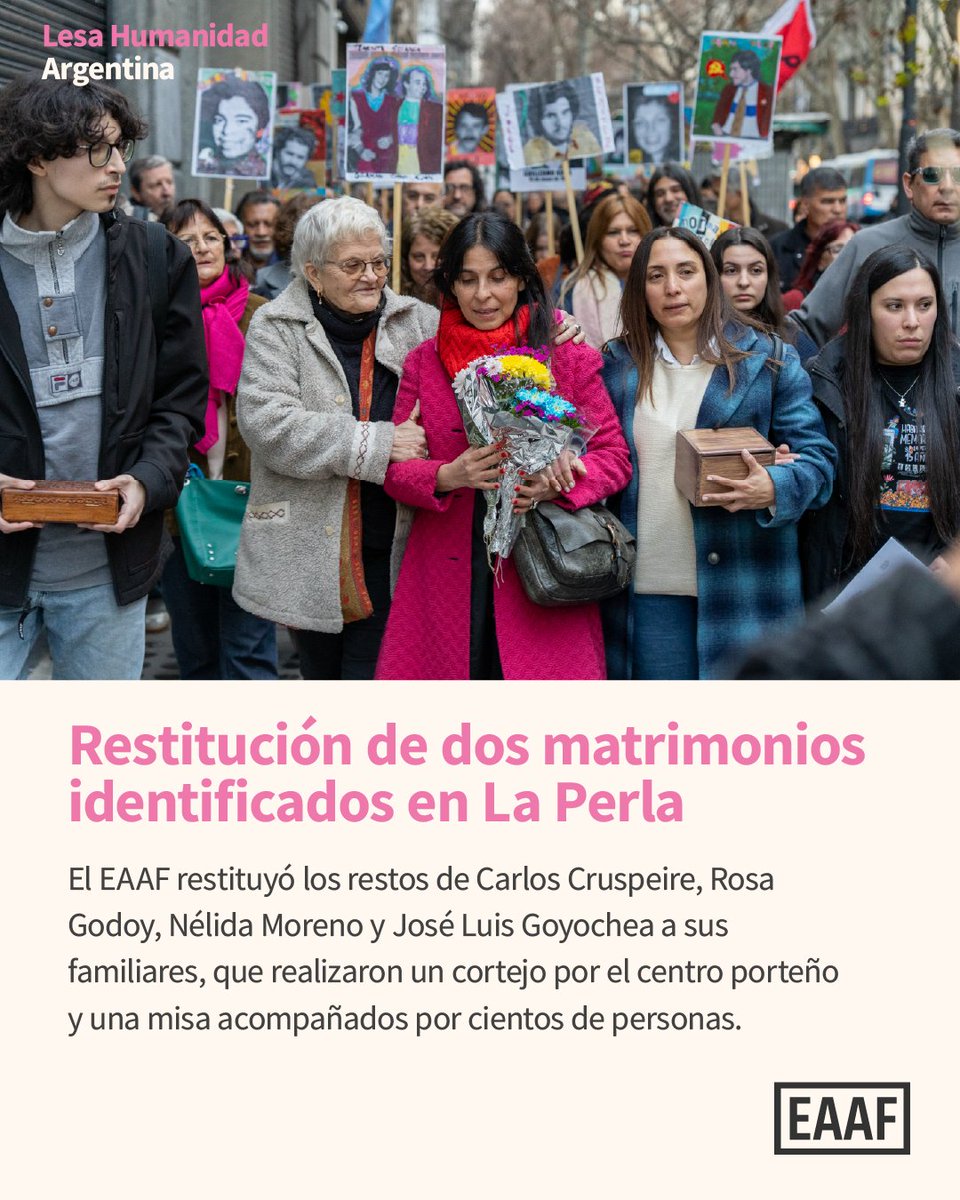 eaafoficial's tweet photo. 🇦🇷 El Equipo Argentino de Antropología Forense (EAAF) restituyó los restos óseos de Carlos Cayetano Cruspeire, Rosa Cristina Godoy, Nélida Noemí Moreno Maza y José Luis Goyochea Escudero. Los restos fueron hallados e identificados por el EAAF en el predio donde funcionó el centro clandestino de detención La Perla, en la provincia de Córdoba. 

Carlos y Rosa (ambos 24 años) fueron secuestros el 10 de septiembre de 1977. Nélida (32) y José Luis (30) fueron secuestrados el 15 de agosto de 1977. Ambos matrimonios estuvieron detenidos en La Perla. Hasta el momento, los análisis de ADN sobre un primer conjunto de restos óseos recuperados por el EAAF permitieron obtener el perfil genético de 35 personas e identificar a 29 (12 en marzo y 17 en mayo), mientras que seis perfiles permanecen aún sin identificar. 

Luego de la restitución los familiares caminaron en cortejo hacia la Catedral Metropolitana, donde depositaron una ofrenda floral en la tumba de San Martín, y siguieron hacia la Basílica Nuestra Señora de la Merced, en el microcentro porteño, donde se realizó una misa. Participaron del cortejo y la misa las hijas de los matrimonios, con sus familias, otros familiares de personas desaparecidas, amigos, sobrevivientes de La Perla y compañeros de militancia. 

“Siento que mis papás y los papás de Águeda hoy son libres”, relató Mariela, hija de Rosa y Carlos. Entre los presentes estaba Teresa “Tina” Meschiati, sobreviviente del centro clandestino La Perla, quien contó: “Yo estuve con los cuatro en La Perla. Si tengo que seguir testimoniando, lo voy a seguir haciendo. Es una alegría este acto. Aunque encontremos un huesito chiquitito, el huesito nos pertenece, es nuestro. Todos los huesos son nuestros y estamos en esta campaña tratando de que podamos encontrar más restos para que las familias sientan un poco de paz."