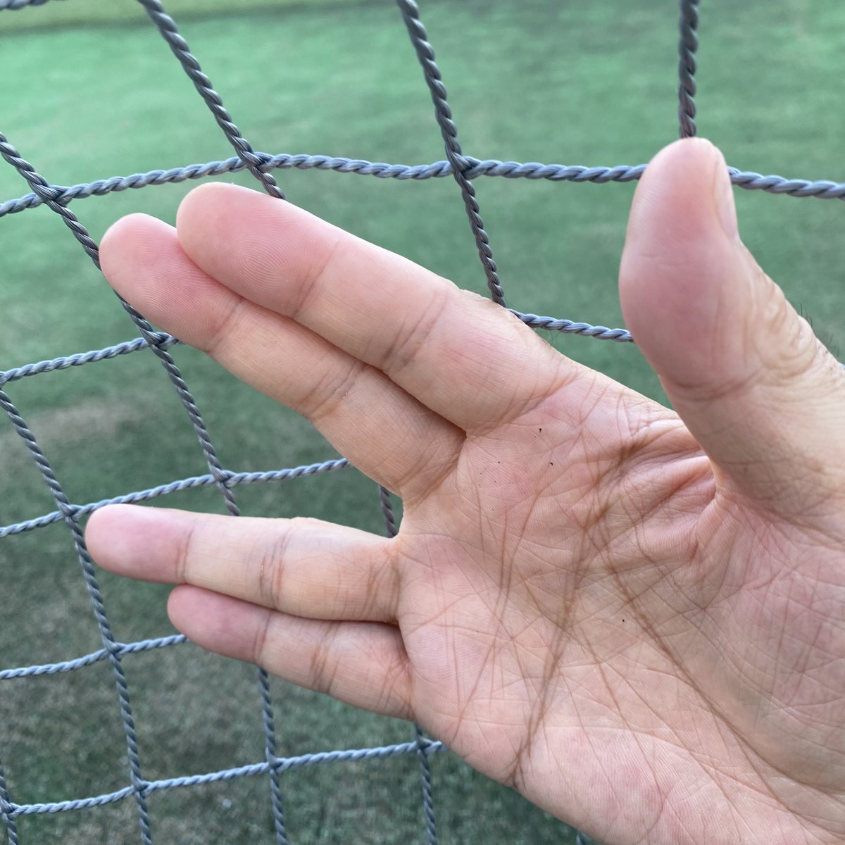 Tezziano's tweet photo. 本日の球蹴り個人成績は1ゴール0アシスト3セーブ7失点、いつものように周りにご迷惑かけまくって散々でした。2Lの水と1kgの氷を飲み干して、今夜はたまたま入ったゴールを思い起こしながら永遠の眠りにつきます https://t.co/jRsxTCJUGE