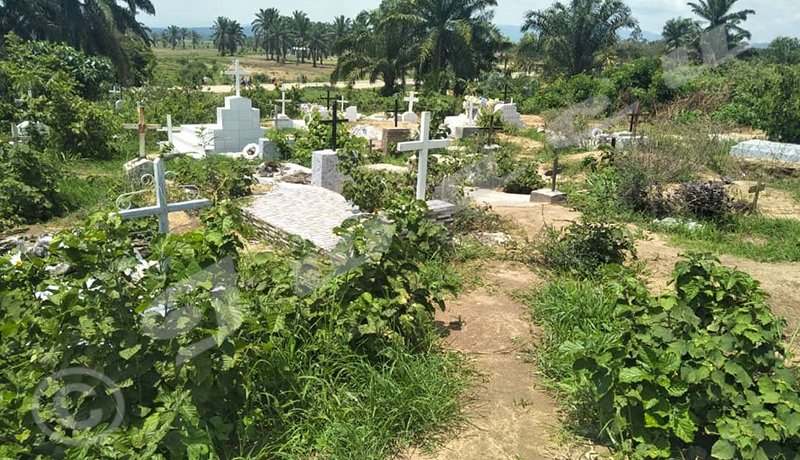 MagazineJimbere's tweet photo. 🙏 Binyonyera Jérémie a choisi d'offrir son terrain à la communauté afin qu'il serve de cimetière, alors que les espaces destinés aux sépultures se font de plus en plus rares

🖼️ Habitant de la colline #Yengero, en commune #Matana (@burungaProvince), il a ainsi posé un geste de solidarité qui a marqué sa communauté

🕊️ Quelques jours après ce geste de générosité, il est décédé. Il est ainsi devenu la première personne à être inhumée sur le terrain qu'il avait lui-même offert

#Burundi #Jimbere