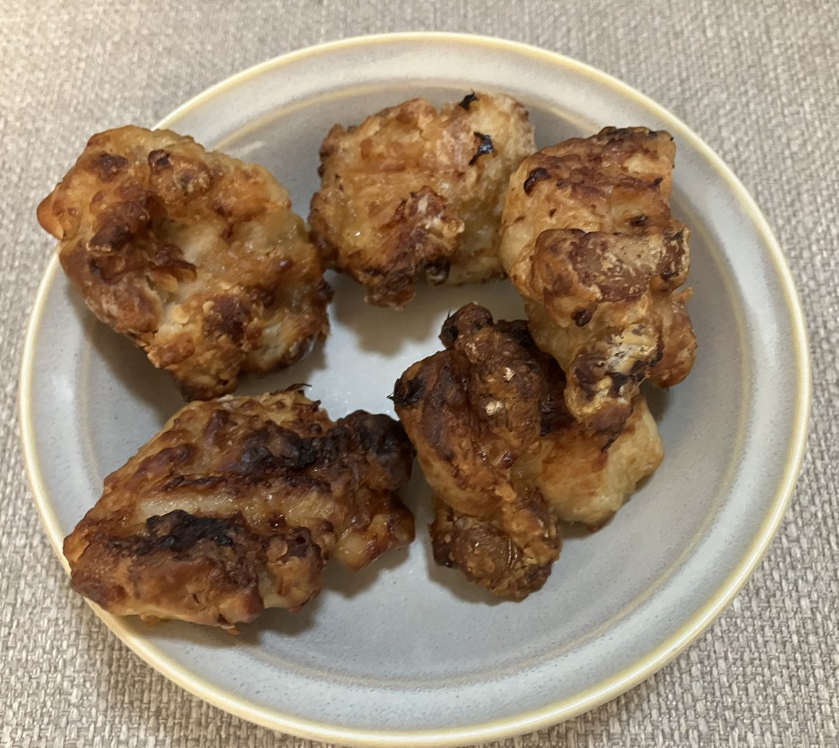 primit29's tweet photo. こちら、エアフライヤーで調理した唐揚げにございます。
オイルディスペンサーで満遍なく油をかけてあげる必要あるけど揚げ物するよりは楽で遜色ない位の揚げ物できるのいいね。
後、今日届いた清水白桃🙄 https://t.co/YxJBnMNYhI