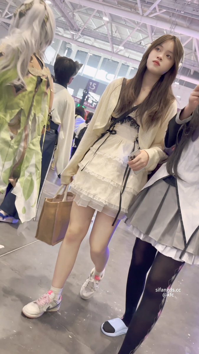 feoak8's tweet photo. #街拍 #制服 #丝袜 #美腿 #裙底 无内可爱学生妹逛展没穿内露出粉色鲍鱼 https://t.co/9o7KjzBYZp