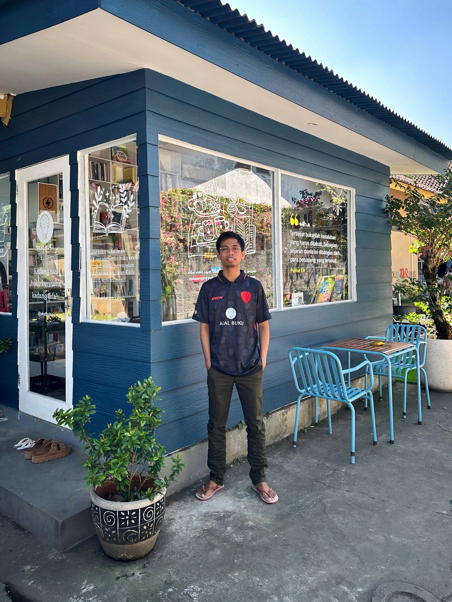 AgusMagelangan's tweet photo. Btw, ini musim ketiga bagi saya dan Akal Buku menjadi sponsor buat tim sepakbola yang usianya sudah lebih dari 100 tahun ini. 

Bagi saya pribadi, menjadi sponsor untuk PPSM Magelang masih dan akan selalu menjadi romantisme klangenan yang mendalam. Sejak kecil saya sudah sering menonton PPSM, sesekali bermimpi menjadi pemain PPSM, dan menulis apa saja tentang PPSM. 

Saya tumbuh dengan kenangan sorak-sorai mendukung PPSM di Stadion Abu Bakrin (stadion lama PPSM), dengan segala umpatan dan cacian di tepi lapangan, bau minyak angin serta suara berisik penjaja arem-arem yang menyusuri tribun. 

Maka, keputusan menaruh logo toko buku independen di jersey tim sepak bola lokal Magelang ini adalah cara saya untuk merayakan kenangan masa kecil. Sebab, tidak bisa tidak, PPSM-lah tim sepakbola yang mewarnai masa kecil saya yang miskin dan muram. Ia turut membersamai kecintaan saya pada sepakbola. PPSM adalah salah satu fragmen yang mengisi ruang kegembiraan masa kecil saya.

Semua orang mungkin paham belaka bahwa PPSM bukan tim hebat. Ia adalah tim pas-pasan dengan kabinet piala yang nyaris kosong, ia tim yang berkawan karib dengan papan tengah dan papan bawah. Namun, cinta memang selalu dibentuk oleh “walaupun”, bukan oleh “karena”. 

Saya paham bahwa sebagai sebuah tim sepakbola, PPSM penuh dengan borok dan kekurangan, tapi sialnya, saya tak pernah punya alasan yang cukup kuat untuk berpaling darinya. Lelaki-lelaki Magelang paham betul perasaan menyebalkan ini. 

Bagi kami, lelaki-lelaki Magelang yang masih terus mendukung PPSM, keras kepala bukan lagi sifat, melainkan gaya hidup. 

Konon, ada banyak cara menyiksa diri yang bisa dilakukan oleh pemuda Magelang. Dari sekian banyak cara itu, yang tersulit adalah masuk Akmil, dan yang termudah adalah masuk stadion Moch Soebroto. 

Saya tak tahu, akan sampai kapan saya masih ingin menjadi sponsor untuk PPSM, tapi yang pasti, selama PPSM masih ada, saya akan terus mencoba mendukungnya, entah sebagai sponsor, entah sebagai penonton yang hadir di tribun stadion, atau sebatas sebagai bapak-bapak yang mendoakan kemenangan untuknya, semustahil apa pun itu. 

Mendukung PPSM akan selalu menjadi kegilaan yang menyenangkan, sebab hidup ini sudah terlalu serius untuk dijalani dengan logika yang lurus-lurus saja.