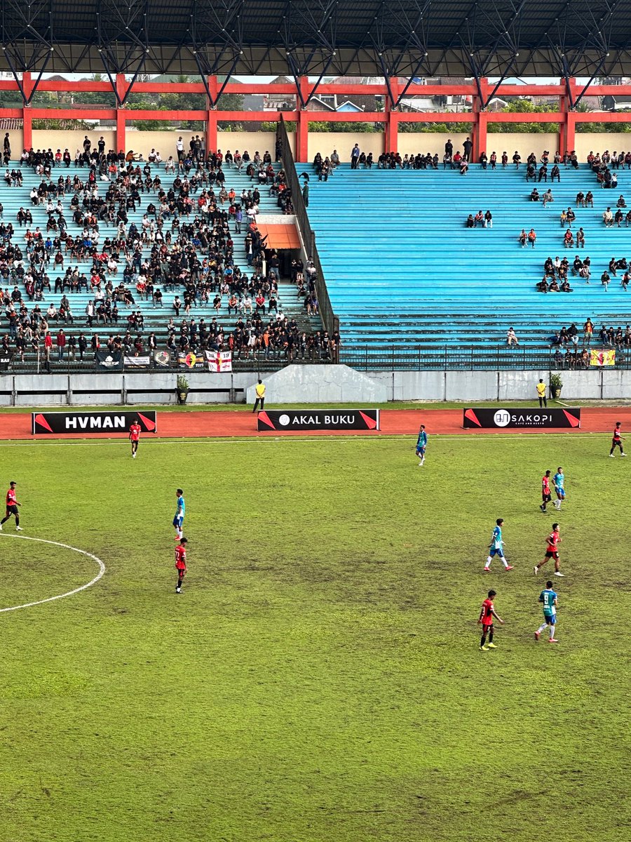 AgusMagelangan's tweet photo. Btw, ini musim ketiga bagi saya dan Akal Buku menjadi sponsor buat tim sepakbola yang usianya sudah lebih dari 100 tahun ini. 

Bagi saya pribadi, menjadi sponsor untuk PPSM Magelang masih dan akan selalu menjadi romantisme klangenan yang mendalam. Sejak kecil saya sudah sering menonton PPSM, sesekali bermimpi menjadi pemain PPSM, dan menulis apa saja tentang PPSM. 

Saya tumbuh dengan kenangan sorak-sorai mendukung PPSM di Stadion Abu Bakrin (stadion lama PPSM), dengan segala umpatan dan cacian di tepi lapangan, bau minyak angin serta suara berisik penjaja arem-arem yang menyusuri tribun. 

Maka, keputusan menaruh logo toko buku independen di jersey tim sepak bola lokal Magelang ini adalah cara saya untuk merayakan kenangan masa kecil. Sebab, tidak bisa tidak, PPSM-lah tim sepakbola yang mewarnai masa kecil saya yang miskin dan muram. Ia turut membersamai kecintaan saya pada sepakbola. PPSM adalah salah satu fragmen yang mengisi ruang kegembiraan masa kecil saya.

Semua orang mungkin paham belaka bahwa PPSM bukan tim hebat. Ia adalah tim pas-pasan dengan kabinet piala yang nyaris kosong, ia tim yang berkawan karib dengan papan tengah dan papan bawah. Namun, cinta memang selalu dibentuk oleh “walaupun”, bukan oleh “karena”. 

Saya paham bahwa sebagai sebuah tim sepakbola, PPSM penuh dengan borok dan kekurangan, tapi sialnya, saya tak pernah punya alasan yang cukup kuat untuk berpaling darinya. Lelaki-lelaki Magelang paham betul perasaan menyebalkan ini. 

Bagi kami, lelaki-lelaki Magelang yang masih terus mendukung PPSM, keras kepala bukan lagi sifat, melainkan gaya hidup. 

Konon, ada banyak cara menyiksa diri yang bisa dilakukan oleh pemuda Magelang. Dari sekian banyak cara itu, yang tersulit adalah masuk Akmil, dan yang termudah adalah masuk stadion Moch Soebroto. 

Saya tak tahu, akan sampai kapan saya masih ingin menjadi sponsor untuk PPSM, tapi yang pasti, selama PPSM masih ada, saya akan terus mencoba mendukungnya, entah sebagai sponsor, entah sebagai penonton yang hadir di tribun stadion, atau sebatas sebagai bapak-bapak yang mendoakan kemenangan untuknya, semustahil apa pun itu. 

Mendukung PPSM akan selalu menjadi kegilaan yang menyenangkan, sebab hidup ini sudah terlalu serius untuk dijalani dengan logika yang lurus-lurus saja.