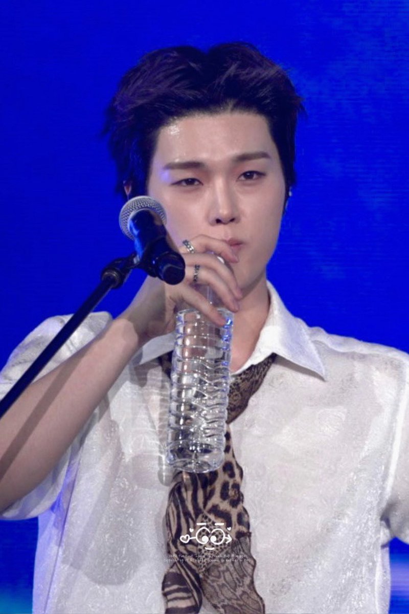 jungsuloverz's tweet photo. 사첵이랑 본무대 차이봐 너무 웃김 제발 https://t.co/Ofpzv1v4CR