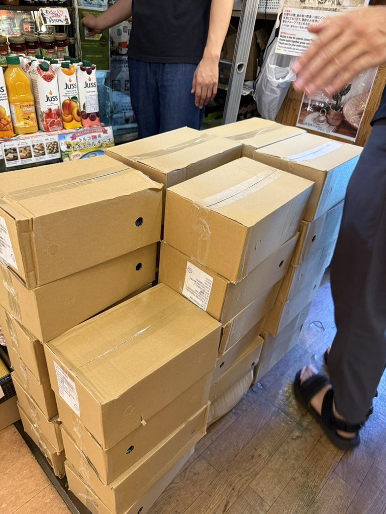 zakuro_tokyo's tweet photo. 店長が「チーズが思ったほど売れてない…どうしよう、時間がない」と泣きべそを言い出しました。当然 今更何を？と、わたくしども従業員と言い争いになりましたが、もうこうなったら店長も従業員も全員でひれ伏してお願い申しあげます。チーズ、買ってくださいｯｯｯ…………‼︎‼︎!!! https://t.co/2LbzCZqzfI