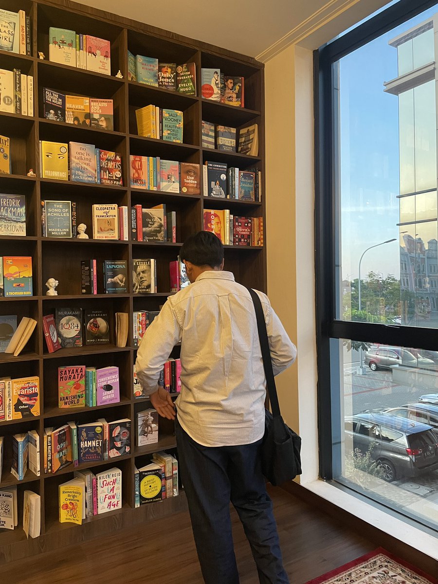 bielbiey's tweet photo. 👦 : ayang ,kita ke BBW yuk!!!
👦 : nanti mainnya bawa buku ya, soalnya ada cafe bagus!!!!
👦: bulan ini aku blm jajanin buku, ayang ada wishlist apa? 

punya pasangan yang mendukung hobby kita itu ANOTHER LEVEL OF HAPPINESS🥹💖 https://t.co/yhBdePsiIZ
