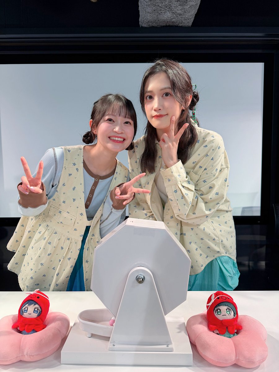 harmoe_official's tweet photo. ◯はるもえroom◇
⁡
📽️MOVIE
⁡
3rdアルバム「twice upon a time」発売記念ガラポン抽選会 終了後コメント を更新しました🧸💞
https://t.co/vtLVaoVtwv
⁡
#harmoe 
#はるもえroom
#岩田陽葵 #小泉萌香 https://t.co/PJDcNDYw9Z