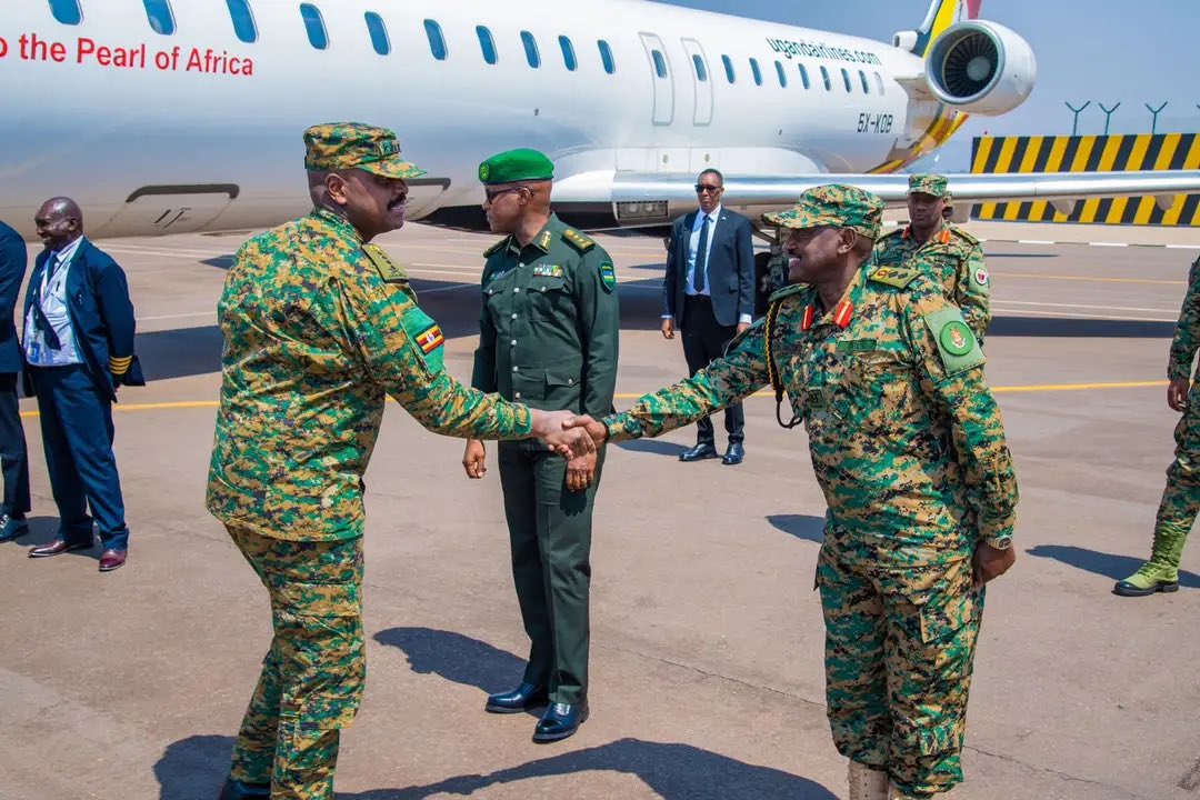 wembi_steve's tweet photo. #Rwanda _ #Uganda : Le chef des Forces de défense populaires de l'Ouganda (UPDF @MODVA_UPDF ), le général Muhoozi Kainerugaba @mkainerugaba , est arrivé à Kigali pour une visite officielle de travail. Au cours de son séjour, le général Kainerugaba doit s'entretenir avec les hauts responsables des Forces de défense rwandaises (#RDF) et rencontrer le président @PaulKagame .