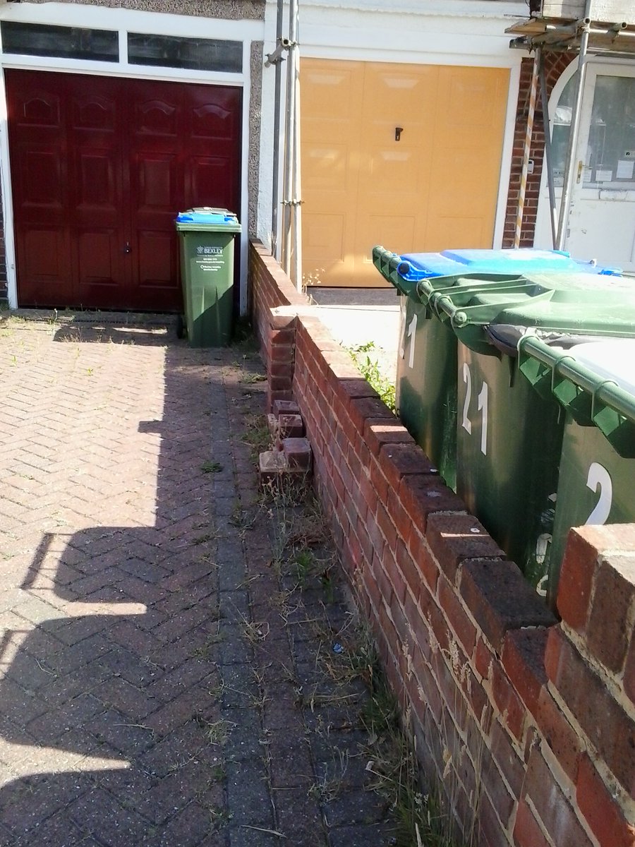 hazelspeed2B's tweet photo. fightingcharitycorruption - as already posted, my address is on various social media sites, this owner is on my left as you face the property  Landlord herself, boasts has more money than they know what to do with, her + her Son, both own properties, yet she begs workmen 4 repair https://t.co/79yhcC62XP