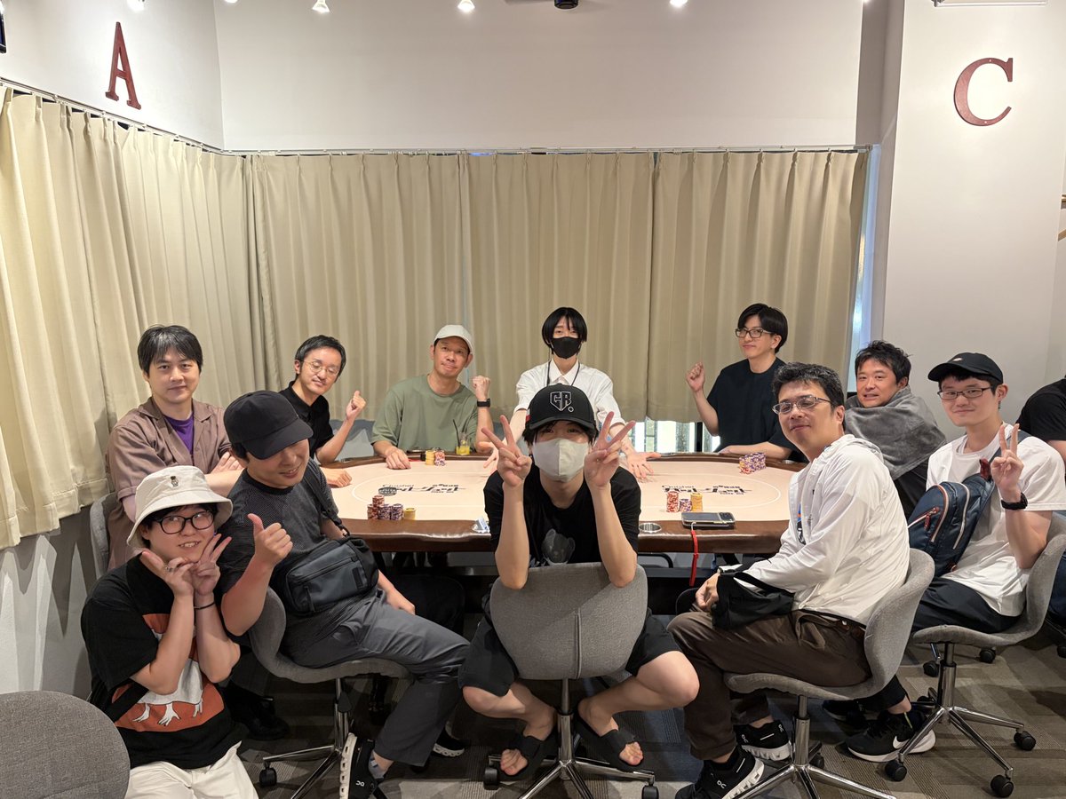 GS_ikenohata's tweet photo. 🐼パンダ大戦争🐼
Final Table

1. hoda様
2. KJ様
3. Ryuto様
4. kou様
5. IRu様
6. おが様
7. ニオン様
8. mikekaze様
9. きゃっと様

遂に最後の9人！
この中から優勝するのは誰だ！？

#ポーカー #上野 #ガットショット #GS上野池之端 https://t.co/L8vyCoLI1M