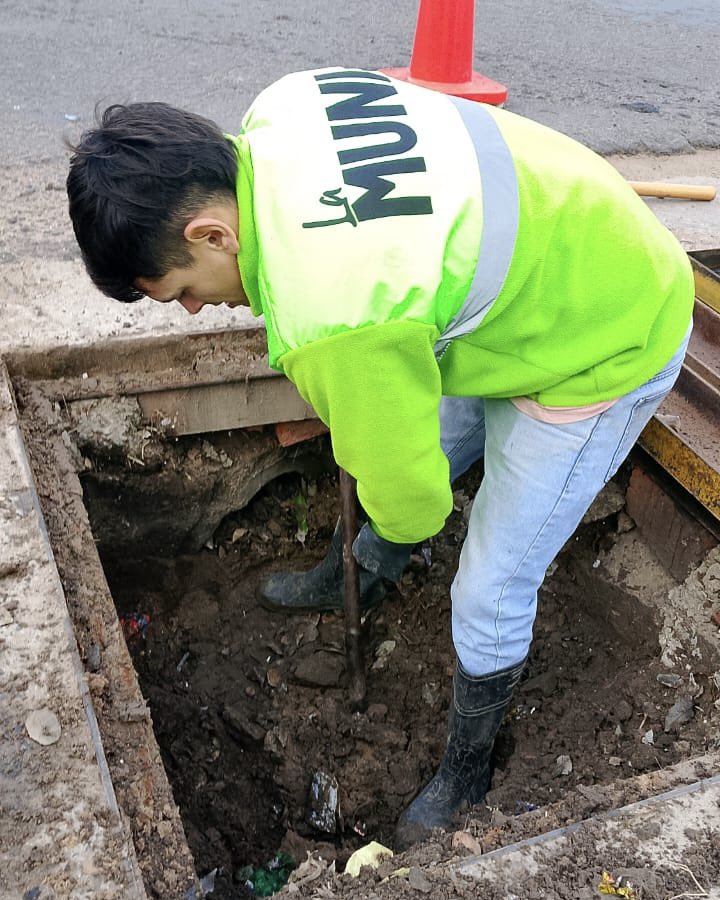 municorrientes's tweet photo. ¡Las cuadrillas en acción! 💪🏼
Iniciamos el día con trabajos preventivos para mejorar los drenajes de la ciudad: limpieza de cámaras pluviales y sumideros que se encuentran obstruidos, y el despeje de zanjas. https://t.co/UY1l22tQdH