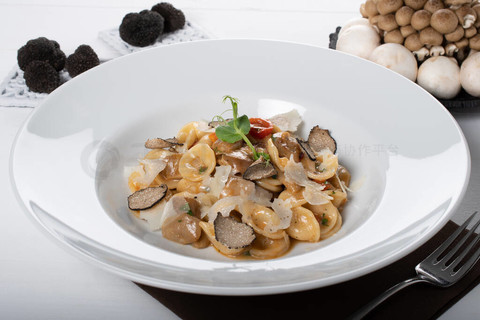 kealreal_'s tweet photo. Just whipped up creamy truffle mushroom pasta in 15 mins—garlic, wild mushrooms, a sprinkle of parmesan, and a hint of truffle oil = perfect cozy weeknight vibe ， https://t.co/zDBY8qEXvu