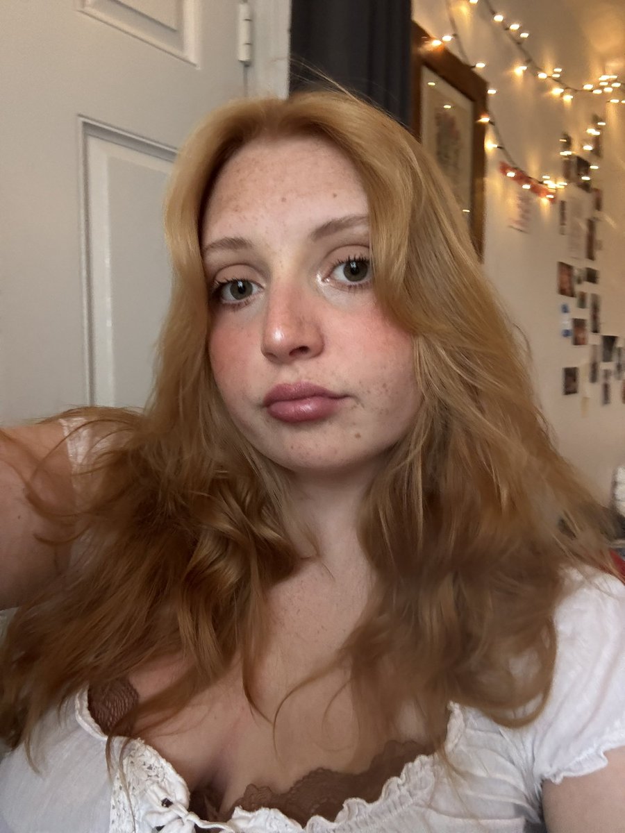 plantedsummers's tweet photo. hi i’m summers! 22! 
- currently moving to brum w my bff
- finished uni and suddenly have regained my reading ability! 
- i’ll read anything, lit fic, classics, gothic, &amp; want 2 read more nonfic 
- i have a kobo &amp; im obsessed
- i like to paint, cook, laugh, watch stuff &amp; more https://t.co/Ukeptvc6eR