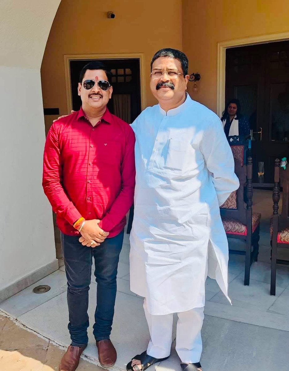nitishojha_bjp's tweet photo. राष्ट्र और संगठन के प्रति समर्पित जीवन सदैव अमर रहता है।

आदरणीय श्री @dpradhanbjp जी का निर्णय उनके त्याग, कर्तव्यनिष्ठा और राष्ट्रहित को सर्वोपरि रखने वाले व्यक्तित्व का परिचायक है। वर्षों की राष्ट्रसेवा और संगठन के प्रति उनका समर्पण हम सभी कार्यकर्ताओं के लिए प्रेरणास्रोत है। https://t.co/j9MKXqhexQ