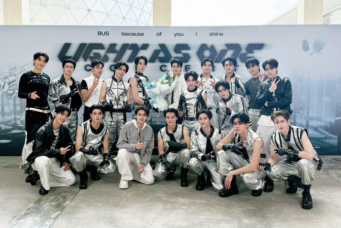 iz_theofficial's tweet photo. วันนี้ iZ ขอมามอบดอกไม้แสดงความยินดีกับพี่ๆ BUS @BUS_SONRAY ที่งาน “BUS LIGHT AS ONE CONCERT” 
ยินดีกับอีกหนึ่งก้าวสำคัญของพี่ๆ BUS ด้วยนะครับ สุดยอดมากๆ 💙

#BUS_LIGHTASONE_D2
#BUS_LIGHTASONE
#BUSbecauseofyouishine 
#iZ https://t.co/N2LlGp8rAH
