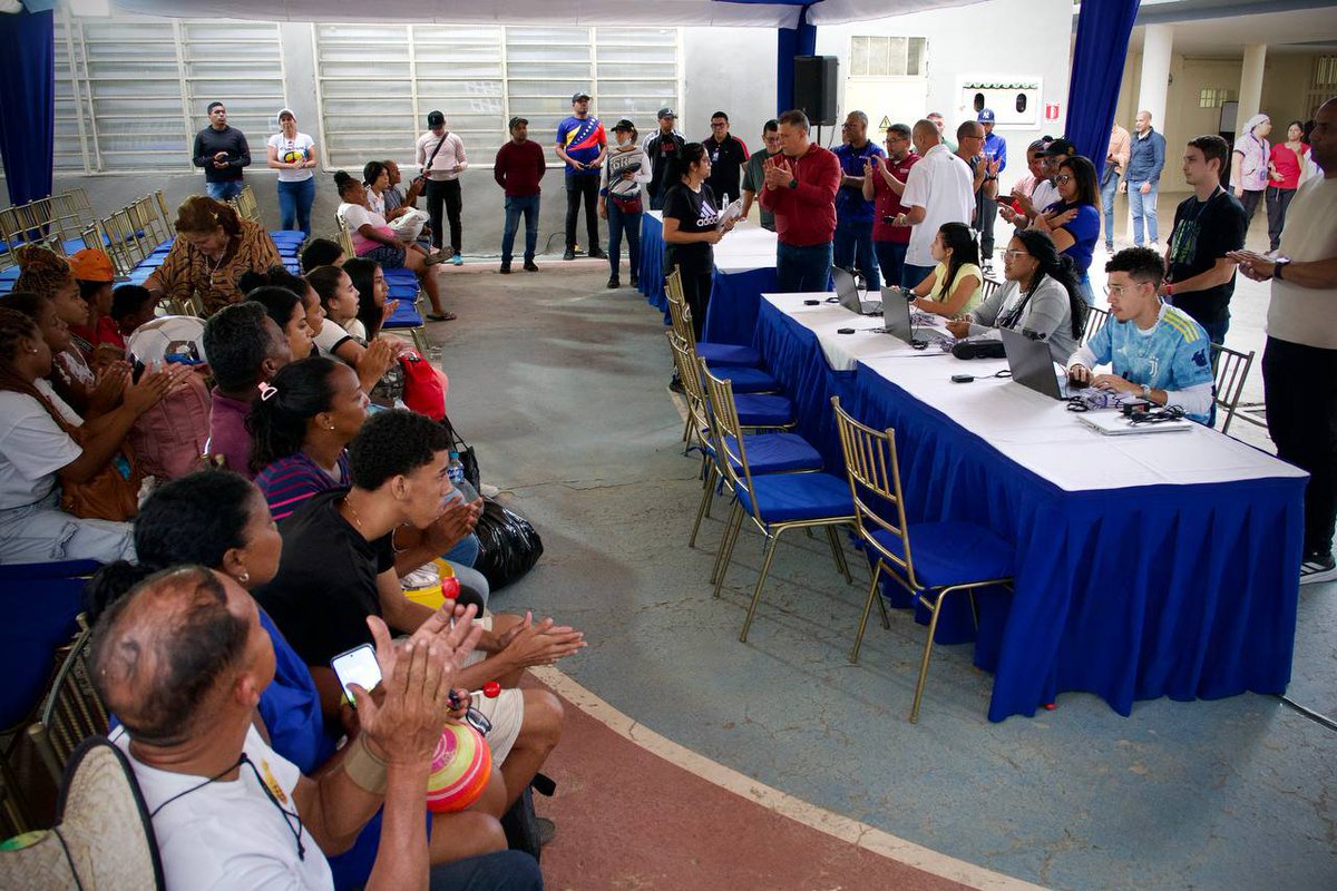 CGRVenezuela's tweet photo. #CGR | Campamento transitorio Pedro Fontes en La Vega recibe familias de La Guaira 

La Contraloría General de la República Bolivariana de Venezuela (CGR) lidera la atención de familias en la escuela "Pedro Fontes" de La Vega, en Caracas, como campamento transitorio.

1/6 https://t.co/smj3GfD4pa