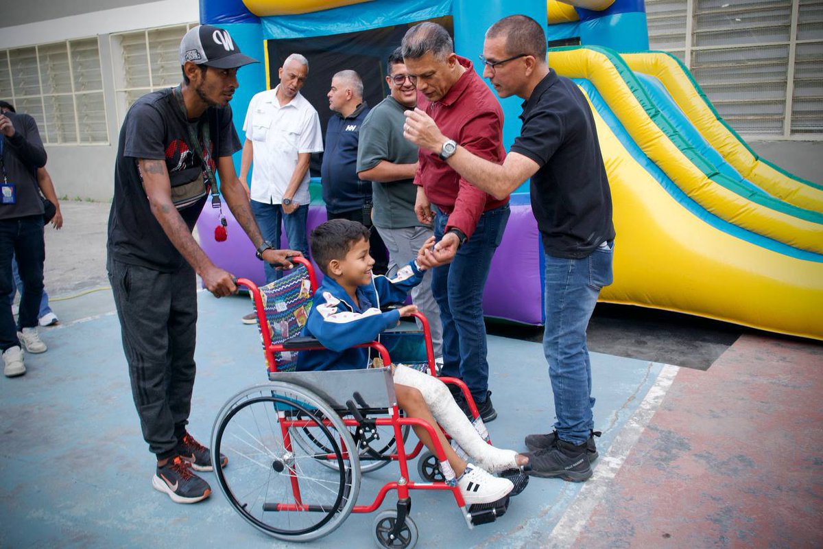 CGRVenezuela's tweet photo. #CGR | Campamento transitorio Pedro Fontes en La Vega recibe familias de La Guaira 

La Contraloría General de la República Bolivariana de Venezuela (CGR) lidera la atención de familias en la escuela "Pedro Fontes" de La Vega, en Caracas, como campamento transitorio.

1/6 https://t.co/smj3GfD4pa