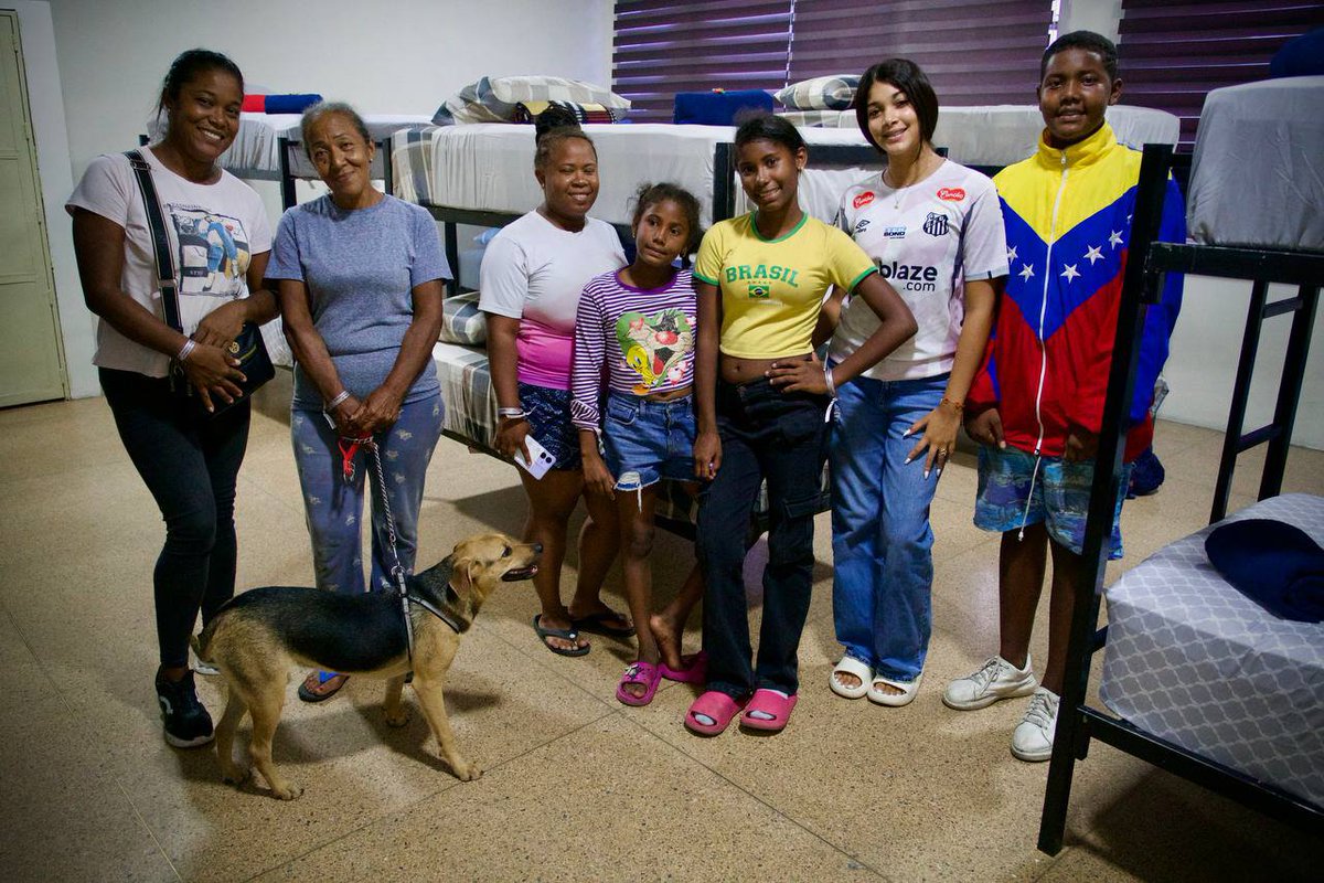 CGRVenezuela's tweet photo. @jaarreaza @SierraCarlosVEN Servidores de la CGR, junto a líderes comunitarios y seis instituciones se sumaron a la adecuación, y permanecerán brindando atención para asegurar que todos cuenten con alimentación, servicios sanitarios, de medicina y actividades recreativas en este momento de adversidad

5/6 https://t.co/Y1QR3ZZMWu