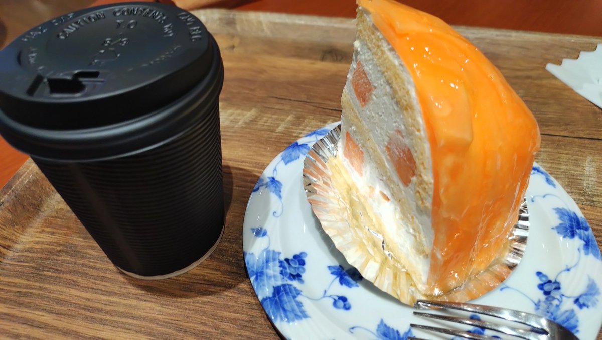 Shiryu_ch's tweet photo. 今日のくだもの。ひなたcafeで、気になってたメロンドームを。クリームによく合うメロンがじゅわっと口の中にあふれて美味かった。
そのまま太陽市で🍇購入。シャインとブラックビート、クイーンセブン。毎日ちょっとずつ食べます。愛媛の🍇、時期によっていろんな種類が味わえて良い。 https://t.co/GKVh0xkxiS