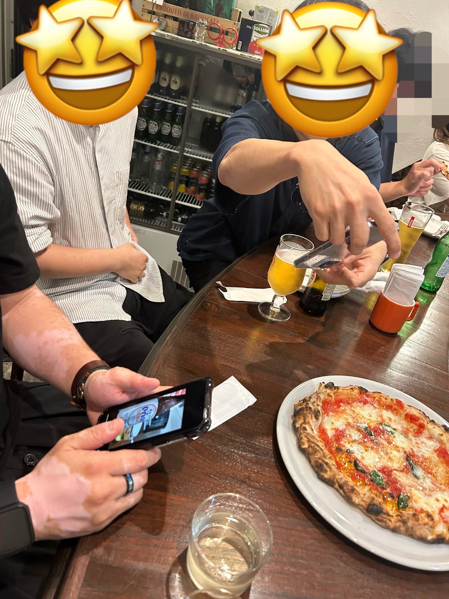 Msksk007's tweet photo. 美味しそうピザ🍕
おしゃ写真撮ってる男たち。 https://t.co/aT2QIj8YKF