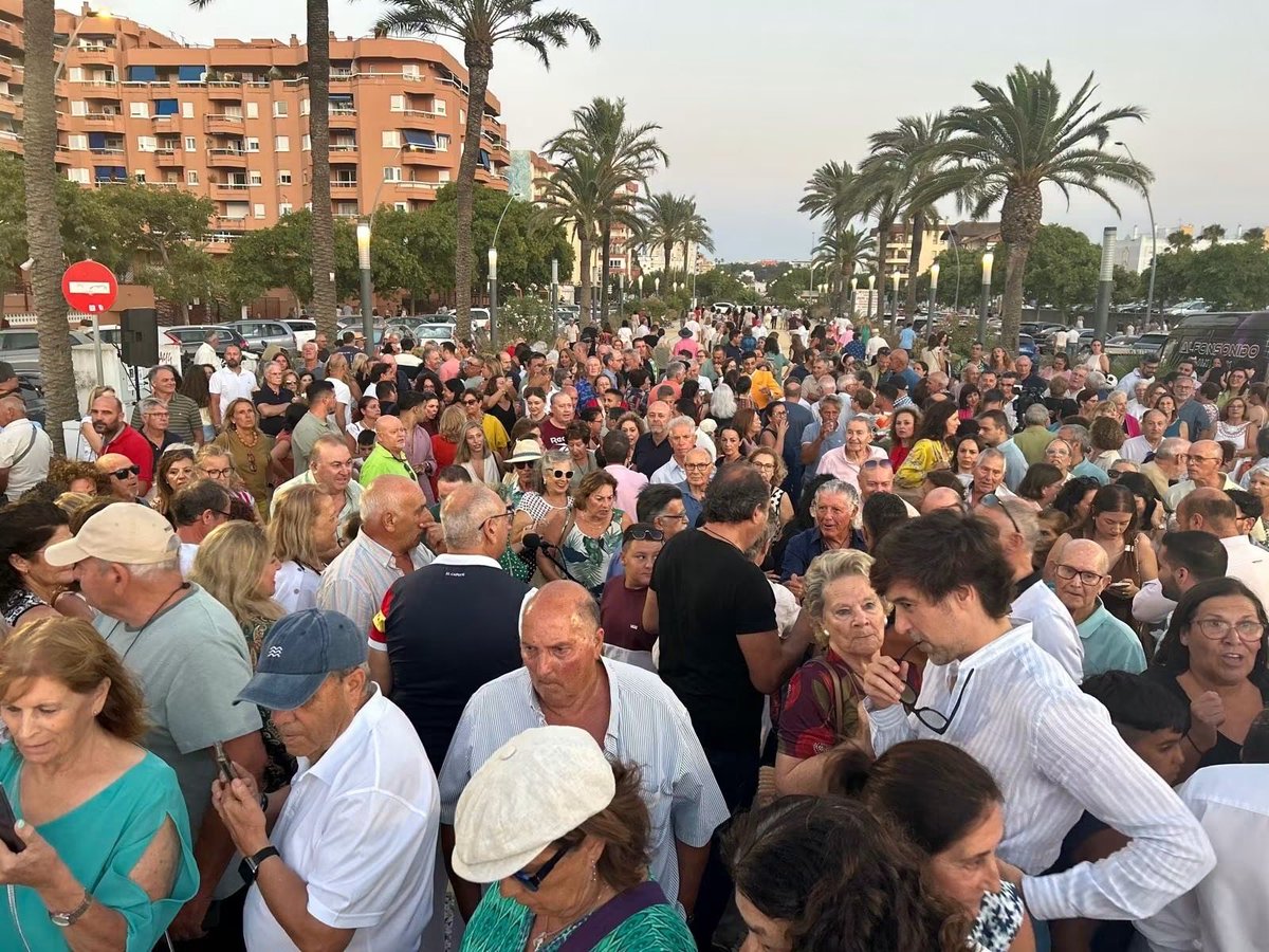 AytoSanlucar's tweet photo. 📸Acto de nominación de la rotonda dedicada a SalMarina en la fuente que une La Calzada de la Duquesa Isabel y el Paseo Marítimo 

🗣La alcaldesa de Sanlúcar, Carmen Álvarez🤝

#Sanlúcar #CiudadAmable #Cultura #Música

https://t.co/zxNlHRJPzY https://t.co/viCrz8pvN7