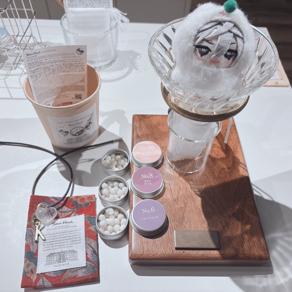 rnpsteep's tweet photo. 赤レンガ倉庫のお店で好きな香りの調合してサシェ作るのやってきた🎶
赤ワインと百合があったので迷わず選びました🫶🏻
赤ワインの香りがすっごく気に入ってしまったのでまた買いにいってしまいそう……！
店員さんが寛容で、ここにぬい入れて撮って良いよって言ってくれて大感謝 https://t.co/pIYQ4VmwFZ