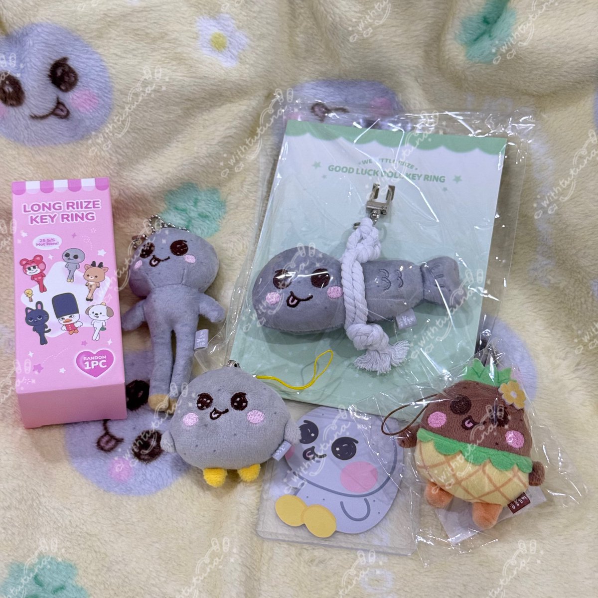 withtutuna's tweet photo. เหมากองดลลี่
ของตามรูป

ขายาว อึ่ง ปลา 
Good luck doll keyring

2300 บาทรวมส่ง
(พทพิเศษ+20)

ขนส่งมีแค่ปษณไทยค่า🙏🏻

#ตลาดนัดriize https://t.co/Uebao4tIWF