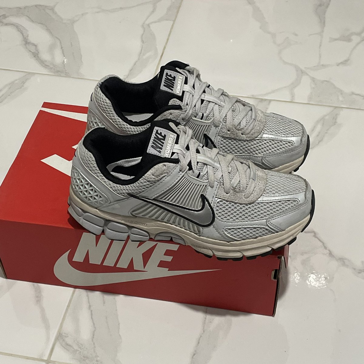 rainv__twt's tweet photo. wts sepatu nike vomero 5 size 38,5 
800 nego, pemakaian pribadi, cod only di jkt guyss

wts wtb sepatu #zonauang #preloved #zonajajan #running #nike #zonauang https://t.co/maKywzajca