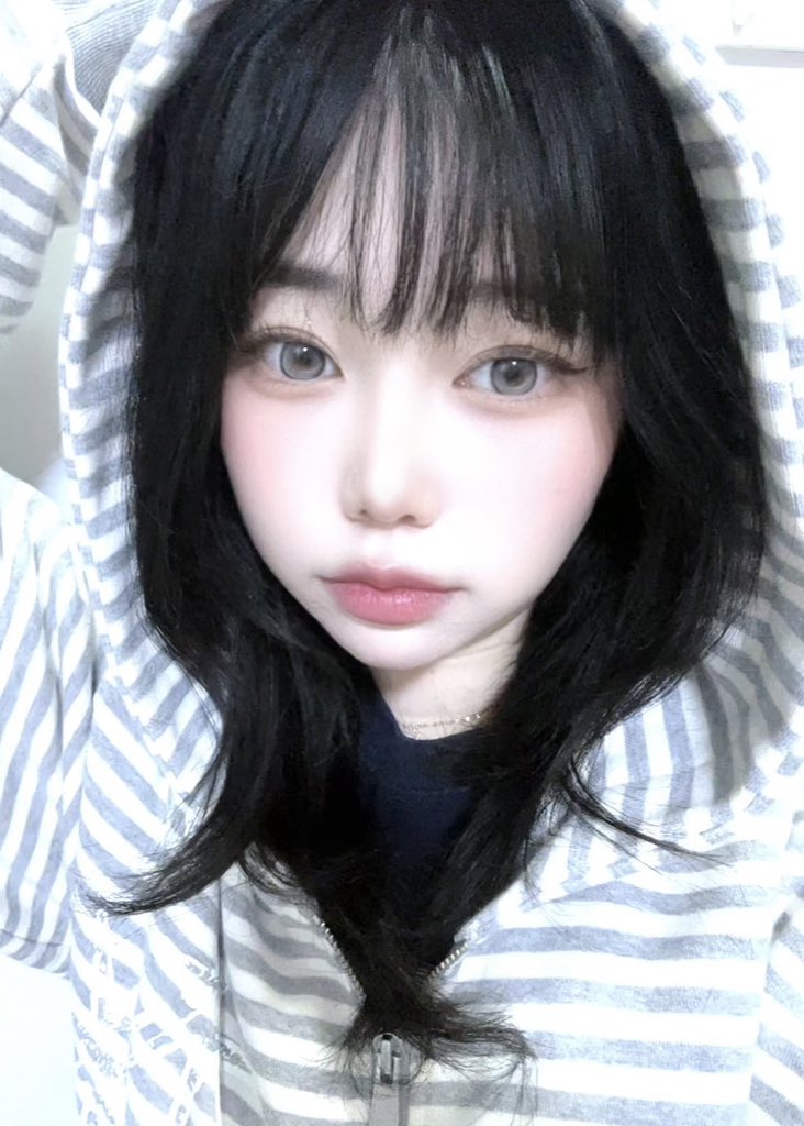 pomuue's tweet photo. 내 기준 연한 눈화장인데 이것도 가끔하면 맘에 들음!! ♪ https://t.co/DVJi11hofy