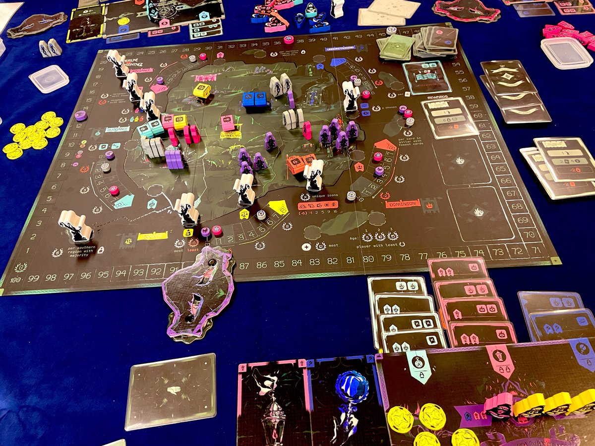 bodogeman's tweet photo. Realm of Reckoning
ドラフトしながらセッコレ、エリマジョ、パラメーターあげ。得点ルールはブラインドビットで決める。
古より伝わりし握り競りを核に、今風のトッピング。温故知新。

ずっと相手のことを見る必要がありインタラクションが濃厚。とても良い。 https://t.co/dZPeFfmBYW