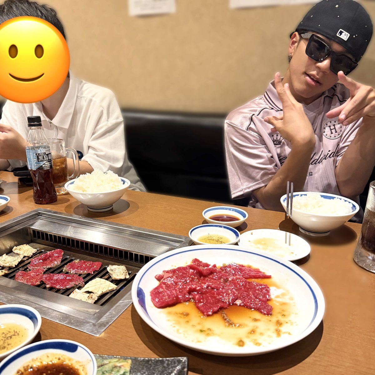 ESPICE_KOSUKE's tweet photo. 肉焼けるまでの過ごし方
読書→兄
イェーイ→オレ https://t.co/42mYbDFlfI