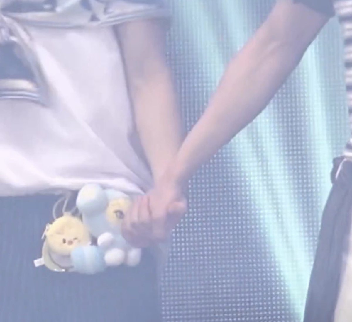 evgmonn's tweet photo. felix's tiny hand perfectly fits into hyunjin's palm… just look … so cute😭 https://t.co/vdLZlvDwqr